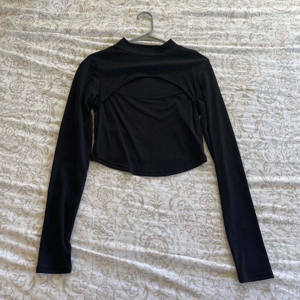 Women’s long sleeved, crop top